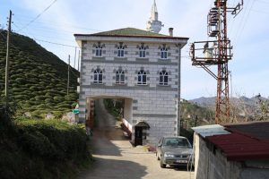 Camiden yol ge&ccedil;irdiler: 'Burası Rize, her şey beklenir'