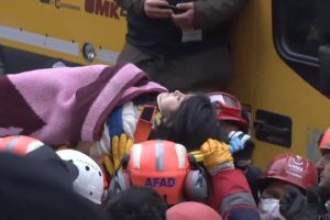 &Ccedil;&ouml;ken binanın enkazından sağ olarak kurtarıldı!