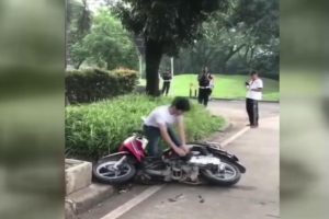 Cezaya kızdı, motosikletini par&ccedil;aladı