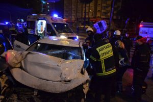 Minib&uuml;s ile otomobil &ccedil;arpıştı! 2 kişi...