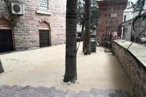 Bursa Bedreddin Camii'nin avlusu yenilendi