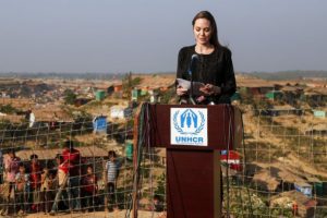 Angelina Jolie m&uuml;ltecileri ziyaret etti, 'sığır gibi muameleye' dikkat &ccedil;ekti!
