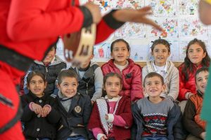 Karlı yolları aşarak k&ouml;y &ccedil;ocuklarına 'mutluluk' taşıyorlar