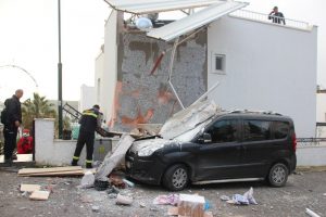 Bodrum'da korkutan patlama! Beton bloklar ara&ccedil;ların &uuml;st&uuml;ne u&ccedil;tu