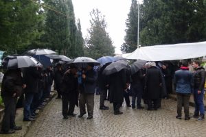 M&uuml;min Gen&ccedil;oğlu Bursa'da sağanak yağmur altında kabri başında anıldı
