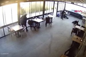 Taciz iddiası ile dışarı atıldı! Geri d&ouml;n&uuml;p dehşet sa&ccedil;tı...