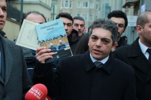 Macron'un s&ouml;zde soykırım a&ccedil;ıklamalarına Vatan Partisi'nden tepki
