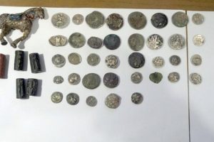 Otob&uuml;steki yolcuda tarihi eser ele ge&ccedil;irildi