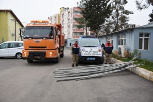 Yol kenarındaki demir bariyerleri s&ouml;kerken yakalandı