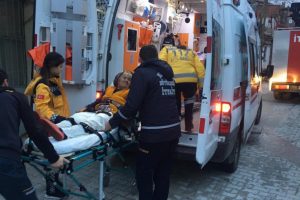 Yangında dumandan etkilenen yaşlı kadın hastaneye kaldırıldı