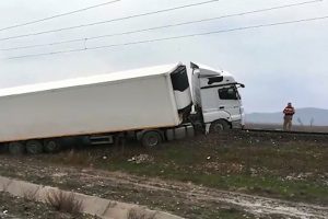 TIR demir yolunu kapattı, makinist treni son anda durdurdu