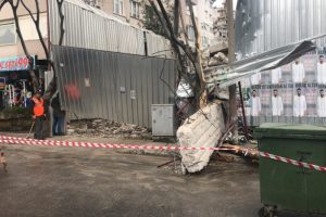 Bina yıkımı sırasında kaldırıma kolon devrildi