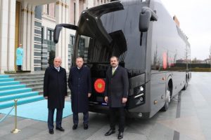 Erdoğan, Cumhurbaşkanlığına hediye edilen otob&uuml;s&uuml; inceledi