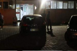 6 kez vurdu! Hastanenin kapısına atıp ka&ccedil;tı...