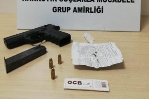 Ş&uuml;phe &uuml;zerine durdurulan ara&ccedil;ta uyuşturucu ve silah ele ge&ccedil;irildi