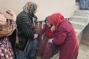 Bursa'da evi yanan 93 yaşındaki Nazire ninenin gözyaşları