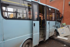 Freni patlayan dolmuş duvara &ccedil;arptı: 8 yaralı