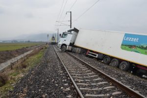 Kontrolden &ccedil;ıkan tırın, tren rayı &uuml;zerinde kalması paniğe neden oldu