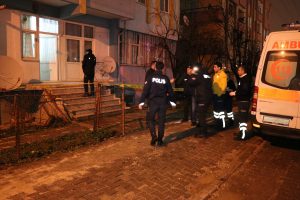 4 &ccedil;ocuğunun &ouml;n&uuml;nde karısının boğazını kesti