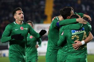 Akhisarspor avantajı kaptı! 4 gol...