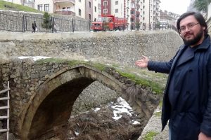 Tarihi kemer köprüde yıkılma riski