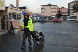 8 aydır y&uuml;r&uuml;yerek d&uuml;nyayı geziyor