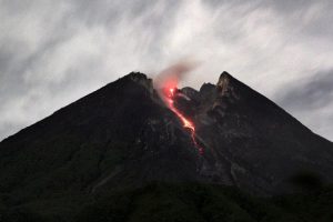 Endonezya'da yanardağ nedeniyle 494 kişi mahsur kaldı