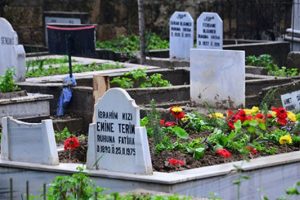 Talat Terim'in mezarı sarı kırmızı çiçeklerle donatıldı