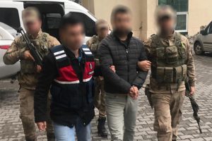 Terörist kıyafeti ve silahla poz veren zanlı tutuklandı