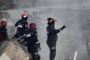 Yan binadaki kayma nedeniyle Kartal'daki &ccedil;alışmalara ara verildi