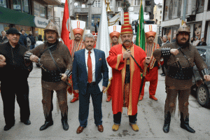 Bursa'da muhtar adayı mehter takımı ile g&ouml;vde g&ouml;sterisi yaptı