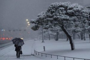 Japonya'da kar yağışı hava trafiğini etkiledi, 100 u&ccedil;uş iptal