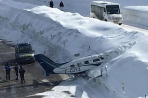 Fransa'da uçak kar yığınına çarptı