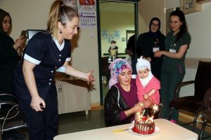 Minik Song&uuml;l'e ilk yaşında hastanede doğum g&uuml;n&uuml; s&uuml;rprizi