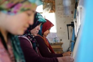 Manisalı kadınların dokuduğu halılar 30 &uuml;lkeye ihra&ccedil; ediliyor