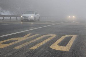 Bolu Dağı'nda sis nedeniyle g&ouml;z g&ouml;z&uuml; g&ouml;rm&uuml;yor