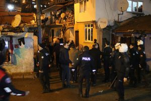 Polis ekiplerine taşlı sopalı saldırı: 7 gözaltı