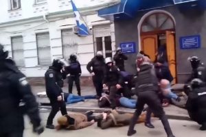 Radikal milliyetçiler polis karakoluna saldırdı