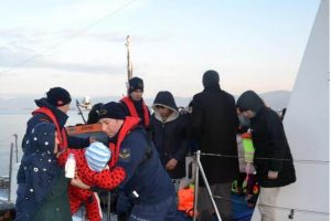 Lastik bottaki 48 kaçak göçmen yakalandı