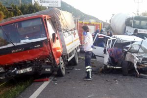 Otomobille kamyonet çarpıştı: 1 ölü, 2 yaralı
