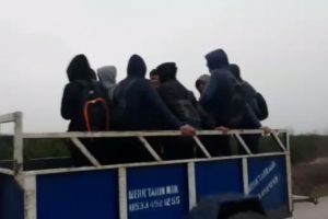 &Ouml;ğrencilerin trakt&ouml;r r&ouml;morkunda yolculuğu