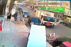Freni boşalan kamyon ortalığı birbirine kattı