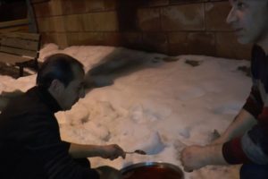 Kış aylarının vazge&ccedil;ilmezi! Yapmak i&ccedil;in kar yağmasını bekliyorlar