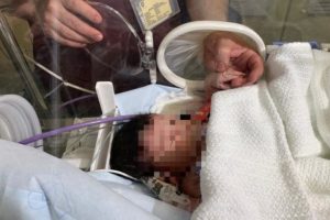 Kanalizasyon kuyusundan bebek çıktı: 3 saat kazdılar