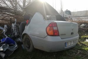 Yoldan &ccedil;ıkan otomobil ağaca &ccedil;arptı: 2 &ouml;l&uuml;