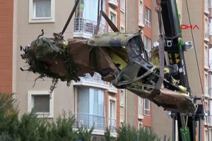 D&uuml;şen helikopterin enkazı kaldırıldı