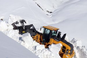 Bitlis'te 5 metre karla yoğun mücadele