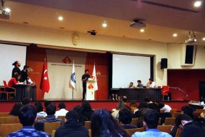 İzmir Ekonomili gençlerden münazara turnuvası