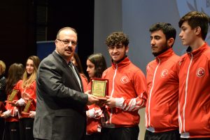 Bursa'da okul sporlarında başarılı öğrenciler ödüllendirildi