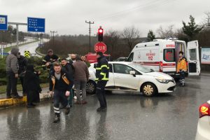 Korkutan kaza: Ambulans otomobille çarpıştı